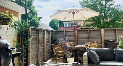 Quincy Estate 5BR/3BA for Family Stays with Fireplace Park Views & Parking