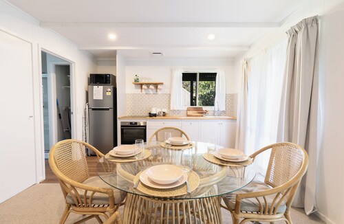 The Cottage- Pet Friendly with secure yard and close to beach and river! 