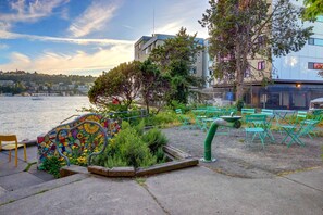 Outdoor dining - Lake Union Sunset Views | Top Floor 2BR View Deck (Seattle)