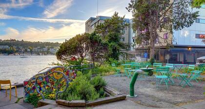Lake Union Sunset Views | Top Floor 2BR View Deck