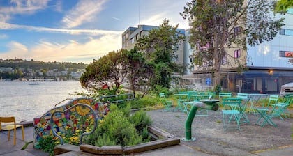 Whole Home Walk to Fred Hutch 2BR with Deck