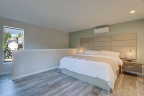2 bedrooms, desk, iron/ironing board, WiFi - Lake Union Sunset Views | Top Floor 2BR View Deck (Seattle)