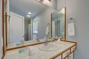 Shower, hair dryer, bidet, towels - Lake Union Sunset Views | Top Floor 2BR View Deck (Seattle)