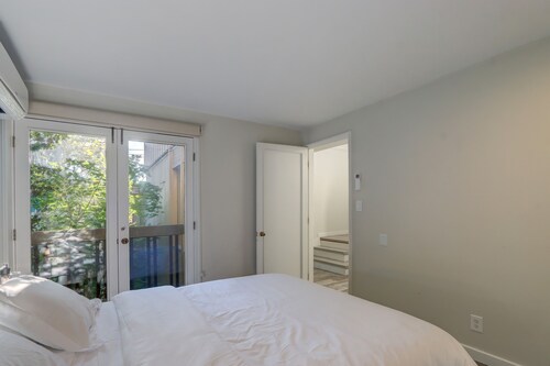 Lake Union Sunset Views | Top Floor 2BR View Deck
