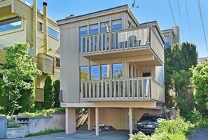 Exterior - Lake Union Sunset Views | Top Floor 2BR View Deck (Seattle)