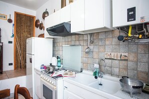 Kühlschrank, Ofen, Herdplatte, Wasserkocher mit Kaffee-/Teezubehör