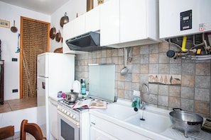 Geladeira, fogão, cooktop, cafeteira/chaleira