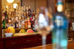 A bar area with various liquor bottles and a fruit bowl. - Strandvilla Viktoria (Zinnowitz)