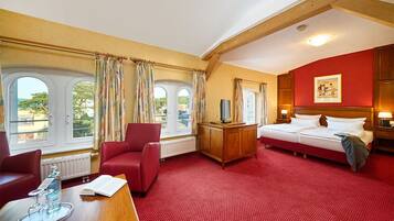 Standard-Doppelzimmer zur Promenade | Hypo-allergenic bedding, in-room safe, soundproofing, bed sheets