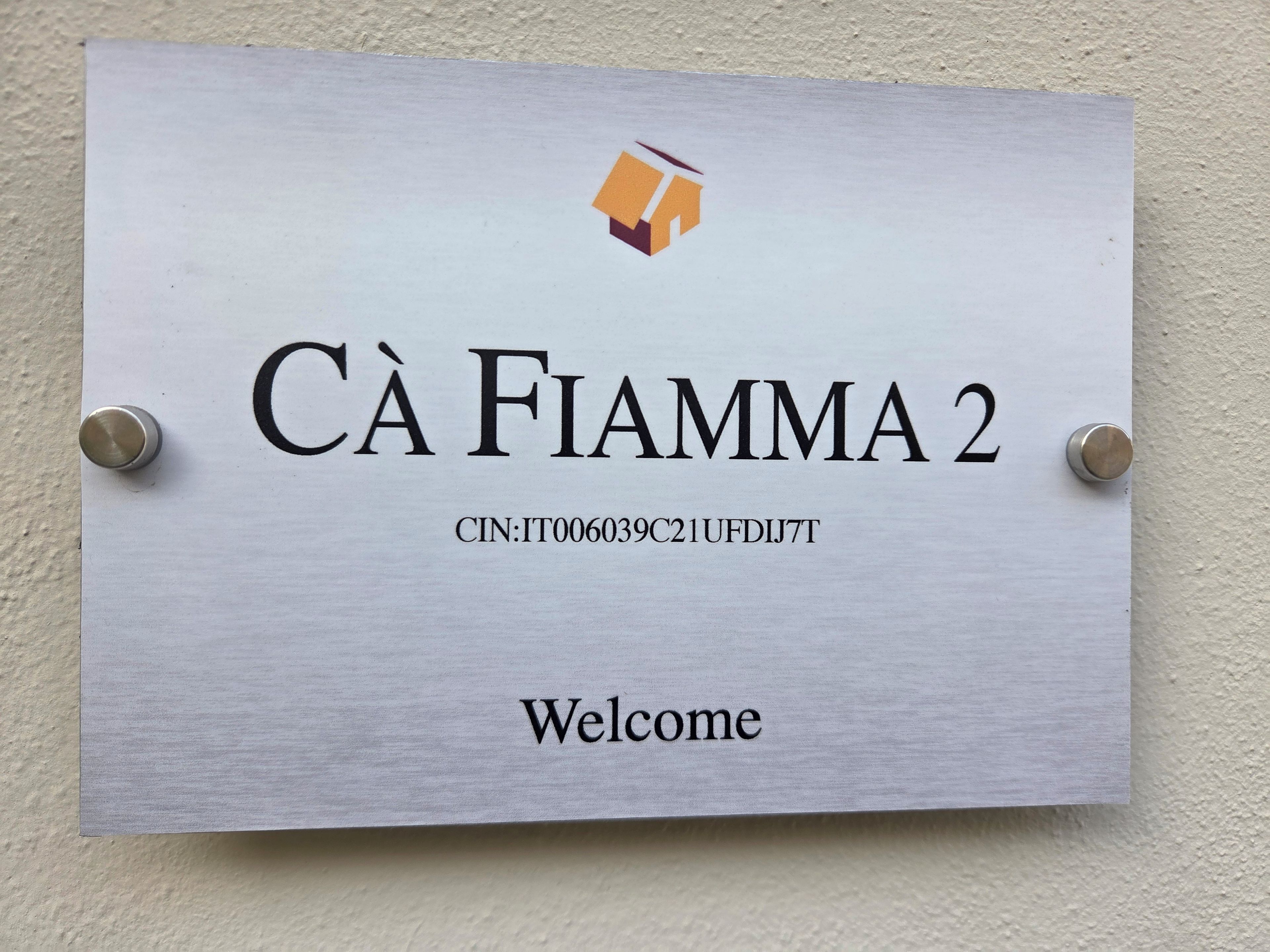 Une pancarte d’accueil avec l’inscription « Cà Fiamma 2 » et un code CIN.