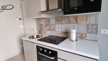 Frigorifero, microonde, forno, pentole/stoviglie/utensili
