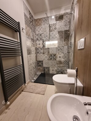 Douche, articles de toilette gratuits, sèche-cheveux, chaussons
