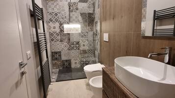 Een douche, gratis toiletartikelen, een haardroger, pantoffels