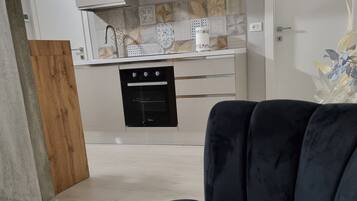 Kühlschrank, Mikrowelle, Ofen, Kochgeschirr/Geschirr/Besteck