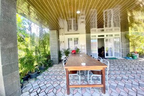 Outdoor dining - Capital O 93973 Kanaya Homestay Syariah (Banguntapan)