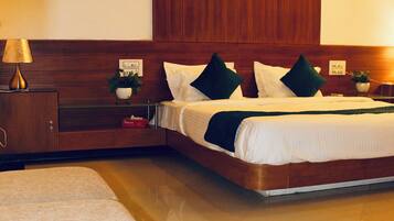 3 dormitorios, caja fuerte, escritorio y tabla de planchar con plancha