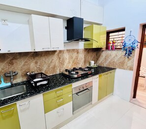 Een koelkast, een microgolfoven, een oven, een kookplaat