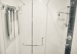 Haartrockner, Handtücher, Seife, Shampoo