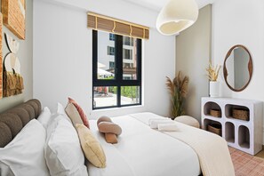 2 chambres, coffres-forts dans les chambres, fer et planche à repasser