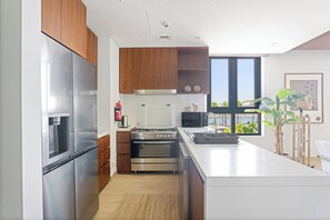Geladeira, micro-ondas, fogão, cooktop