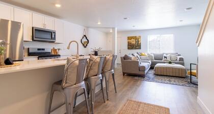3BD/2BA Sleeps 8 stylish new build within 90 minutes of 3 National Parks!