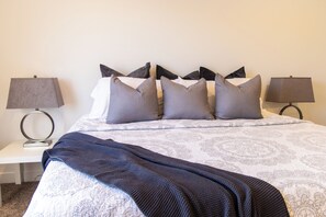 3 slaapkamers, een bureau, een strijkplank/strijkijzer, reisbedje