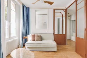 Een televisie en boeken