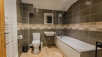 Comfort Apartment | Bathroom | Combined shower/tub, free toiletries, hair dryer, towels
