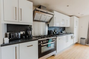 Apartament Comfort | Cuina privada | Frigorífic gran, microones, forn i placa de cuina 