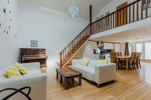 Apartament Comfort | Sala d'estar | Televisor intel·ligent de 50 polzades amb canals digitals 