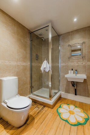 Apartamento conforto | Banheiro | Chuveiro/banheira combinados, produtos de toalete grátis
