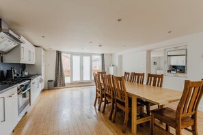 Comfort Apartment | Private kitchen | Full-size fridge, microwave, oven, stovetop - Platform Avenues 5 Bed House (Hull)