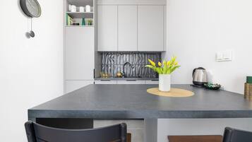 Căn hộ phong cách cổ điển, ban công | Bếp nhỏ riêng | Ấm điện