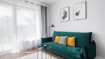 Căn hộ phong cách cổ điển, ban công | Phòng khách | TV màn hình phẳng