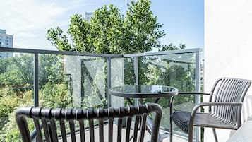 Căn hộ phong cách cổ điển, ban công | Quang cảnh ban công