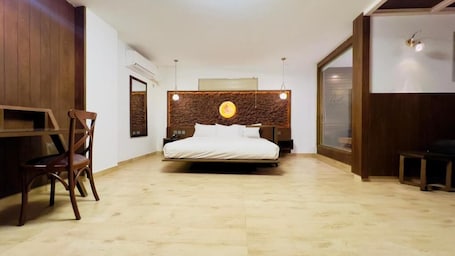 Signature Suite | Free WiFi, bed sheets