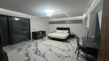 Un dormitorio moderno con cama, escritorio y silla.