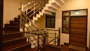 Una escalera con barandilla de metal y escalones de madera.