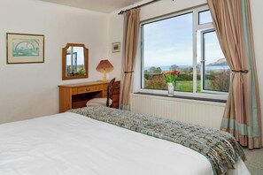 6 bedrooms, travel crib, free WiFi, bed sheets - Dolawel, Newport - Six Bedroom Cottage, Sleeps 10 (Newport)