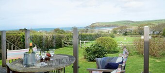 Dolawel, Newport - Six Bedroom Cottage, Sleeps 10