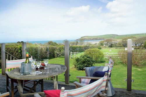 Dolawel, Newport - Six Bedroom Cottage, Sleeps 10