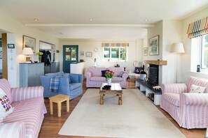 TV, fireplace, DVD player, stereo - Dolawel, Newport - Six Bedroom Cottage, Sleeps 10 (Newport)