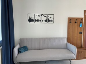 Leilighet – superior, parkutsikt | Oppholdsområde | En 45-tommers Flatskjerm-TV med kabel-kanaler samt kontorer