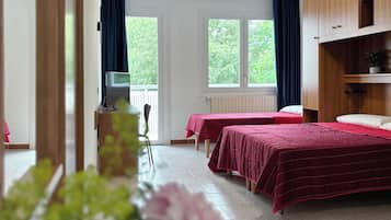 Trippelrum - kök - utsikt mot staden | 1 sovrum, skrivbord, arbetsyta för laptop och mörkläggningsgardiner