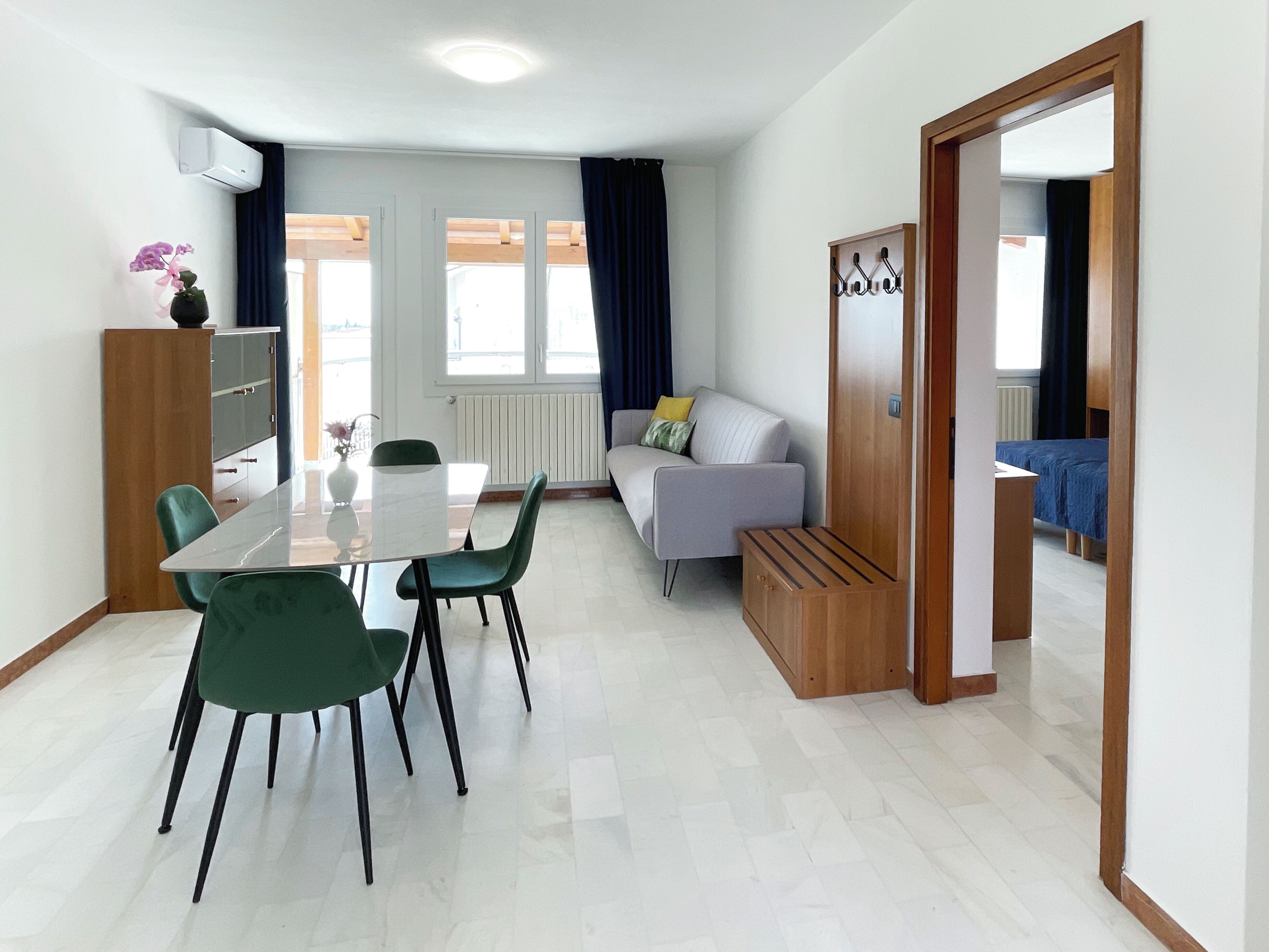 高级公寓, 公园景观 | 起居区 | 45-英寸纯平电视 （配备有线频道）、办公室