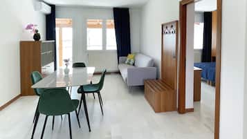 Superior-Apartment, Parkblick | Wohnbereich | 45-Zoll-Flachbildfernseher mit Kabelempfang, Arbeitsbereiche