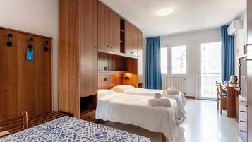 Camera doppia, cucina | 1 camera, una scrivania, postazione laptop, tende oscuranti