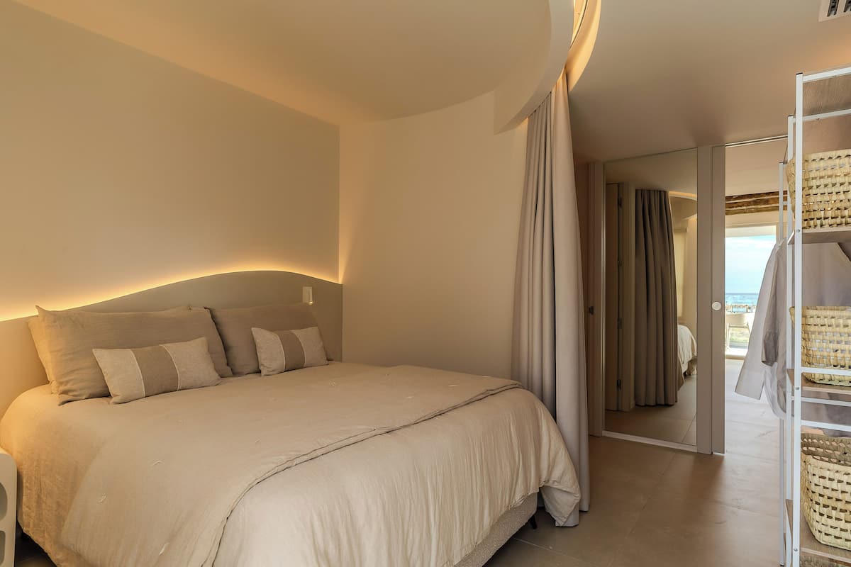 1 bedroom, blackout curtains, soundproofing, iron/ironing board