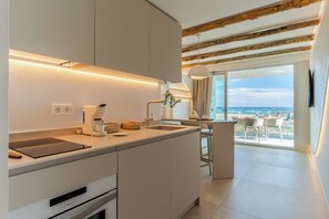 Mini-fridge, microwave, stovetop, electric kettle - Apartamentos Azul (Castelldefels)