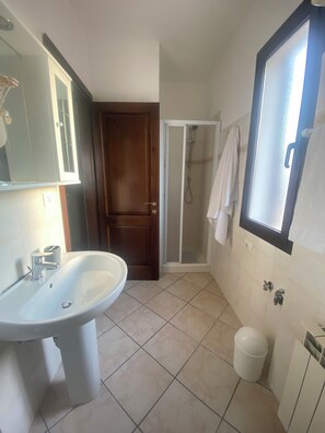 Dusche, Haartrockner, Bidet, Handtücher